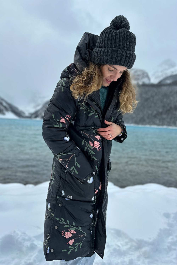 ROSA – Zimowa Kurtka z Subtelnym Kwiatowym Wzorem
