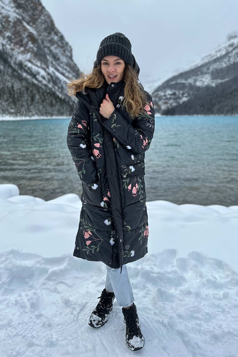 ROSA – Zimowa Kurtka z Subtelnym Kwiatowym Wzorem