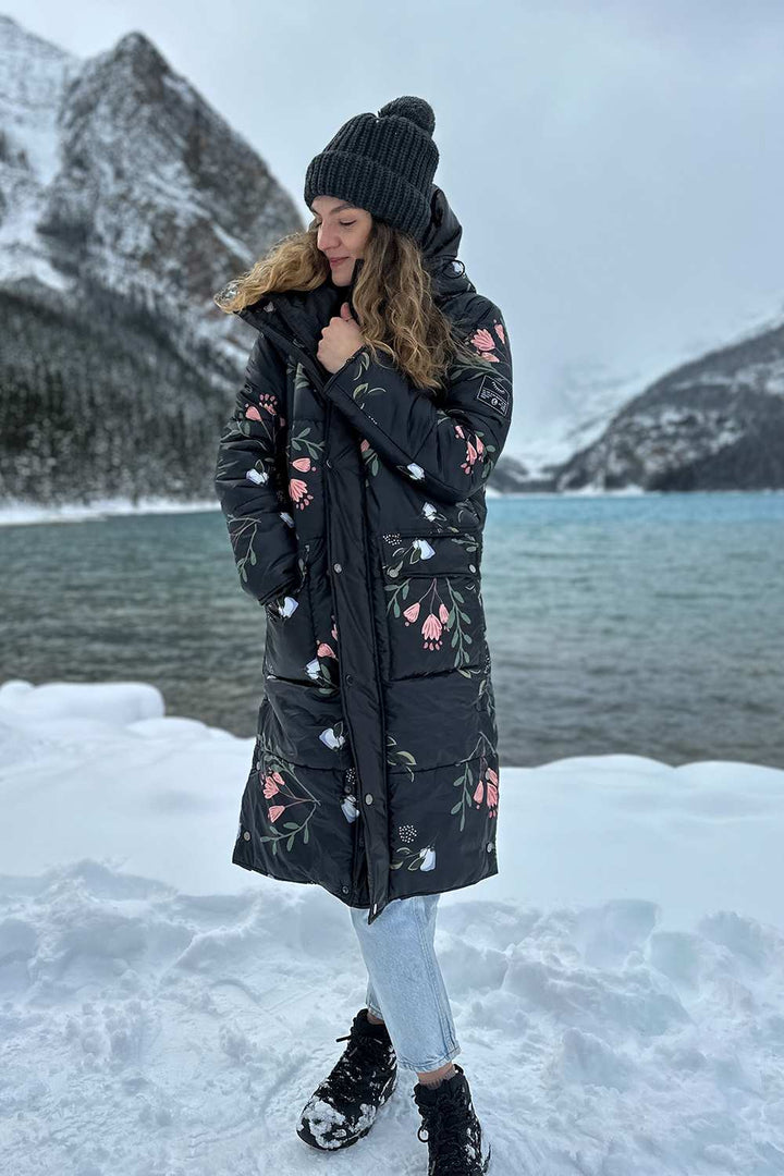 ROSA – Zimowa Kurtka z Subtelnym Kwiatowym Wzorem