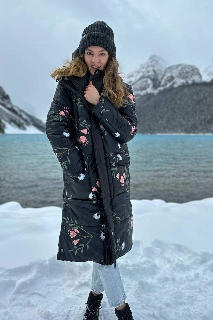 ROSA – Zimowa Kurtka z Subtelnym Kwiatowym Wzorem