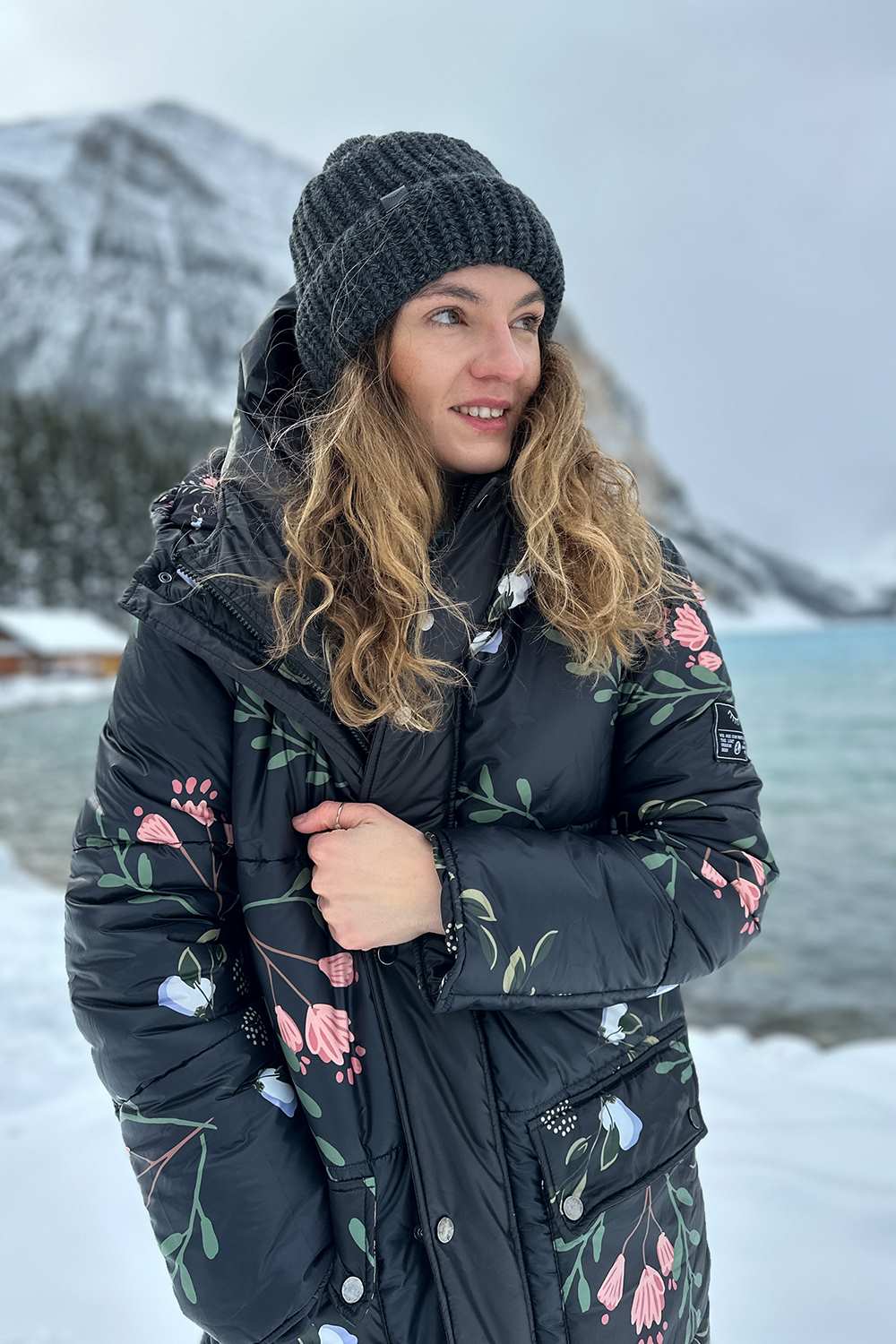 ROSA – Zimowa Kurtka z Subtelnym Kwiatowym Wzorem