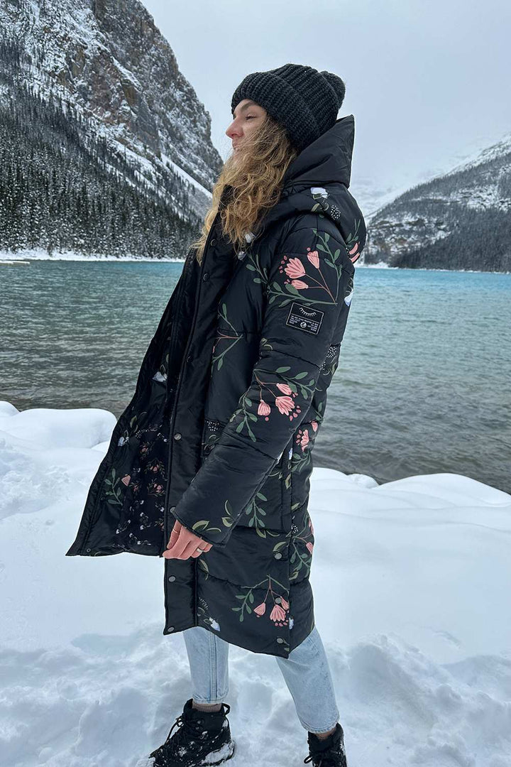 ROSA – Zimowa Kurtka z Subtelnym Kwiatowym Wzorem