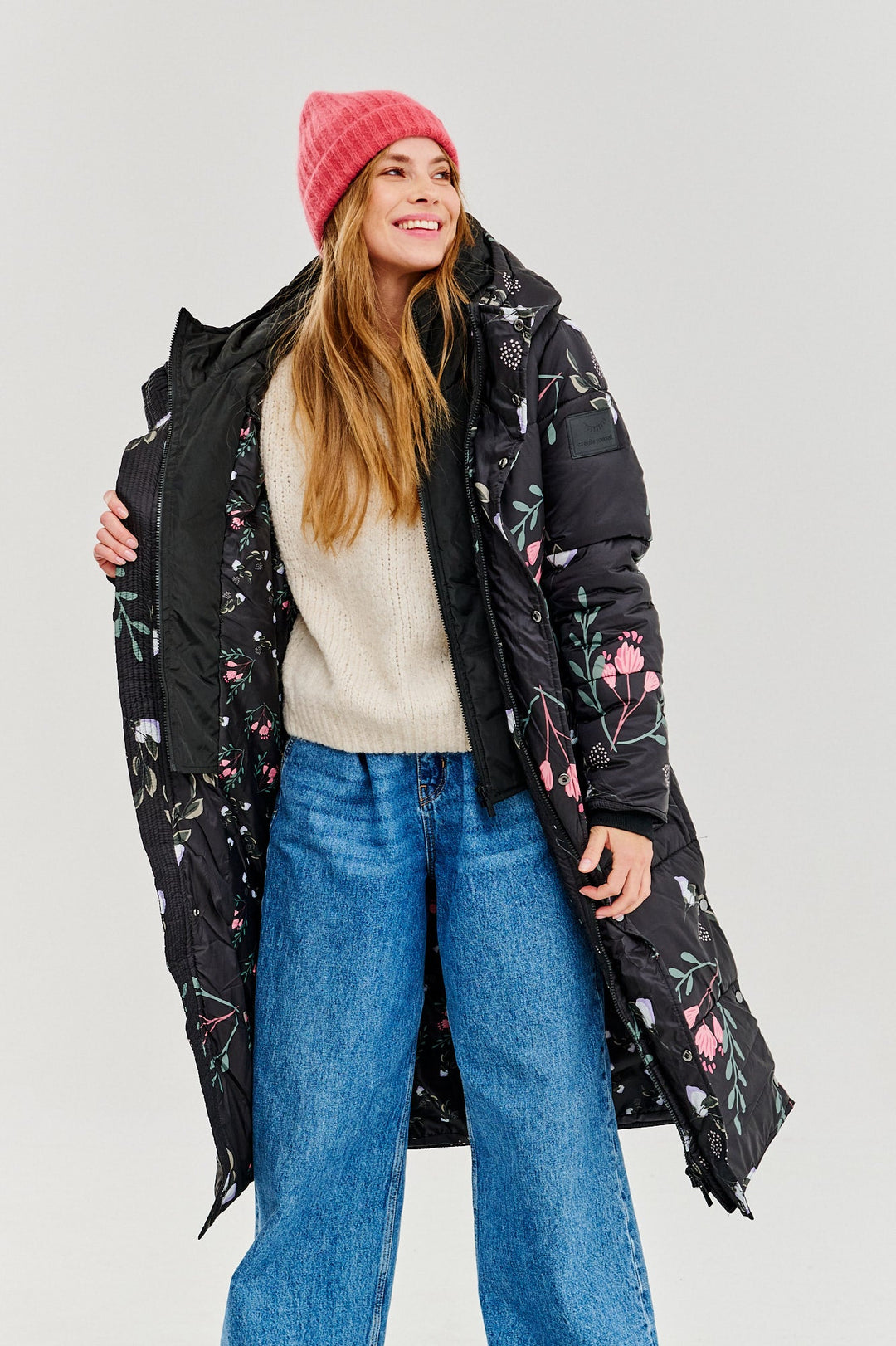 ROSA – Zimowa Kurtka z Subtelnym Kwiatowym Wzorem