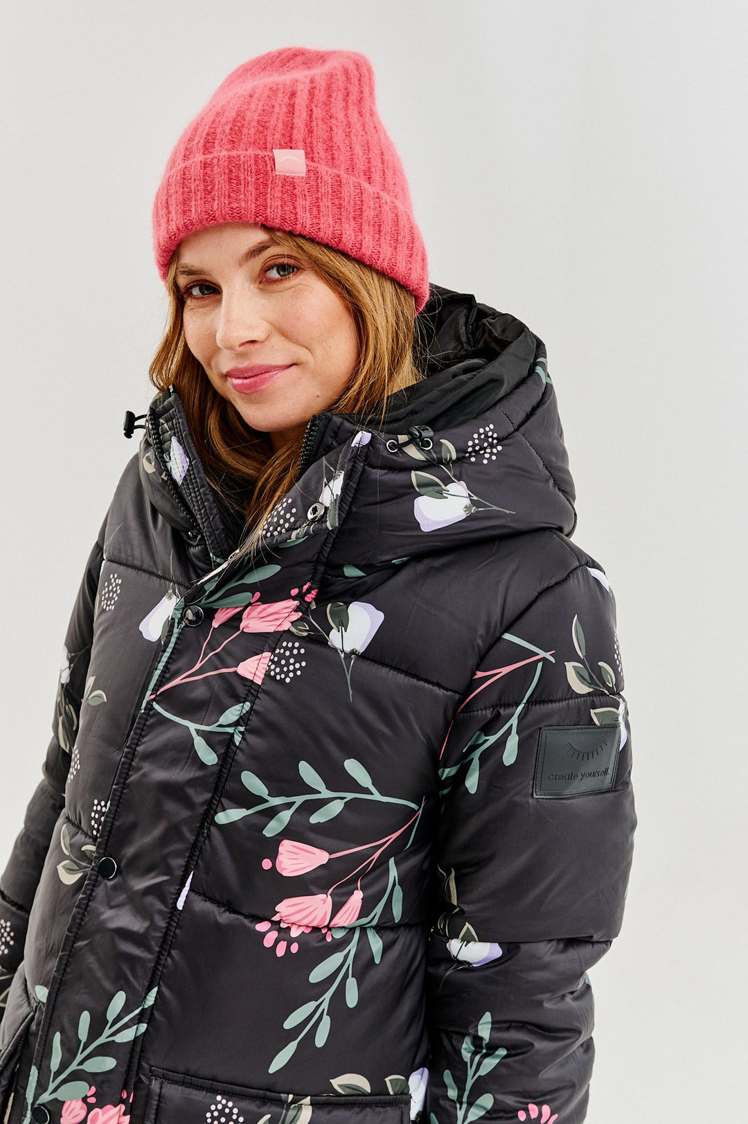 ROSA – Zimowa Kurtka z Subtelnym Kwiatowym Wzorem