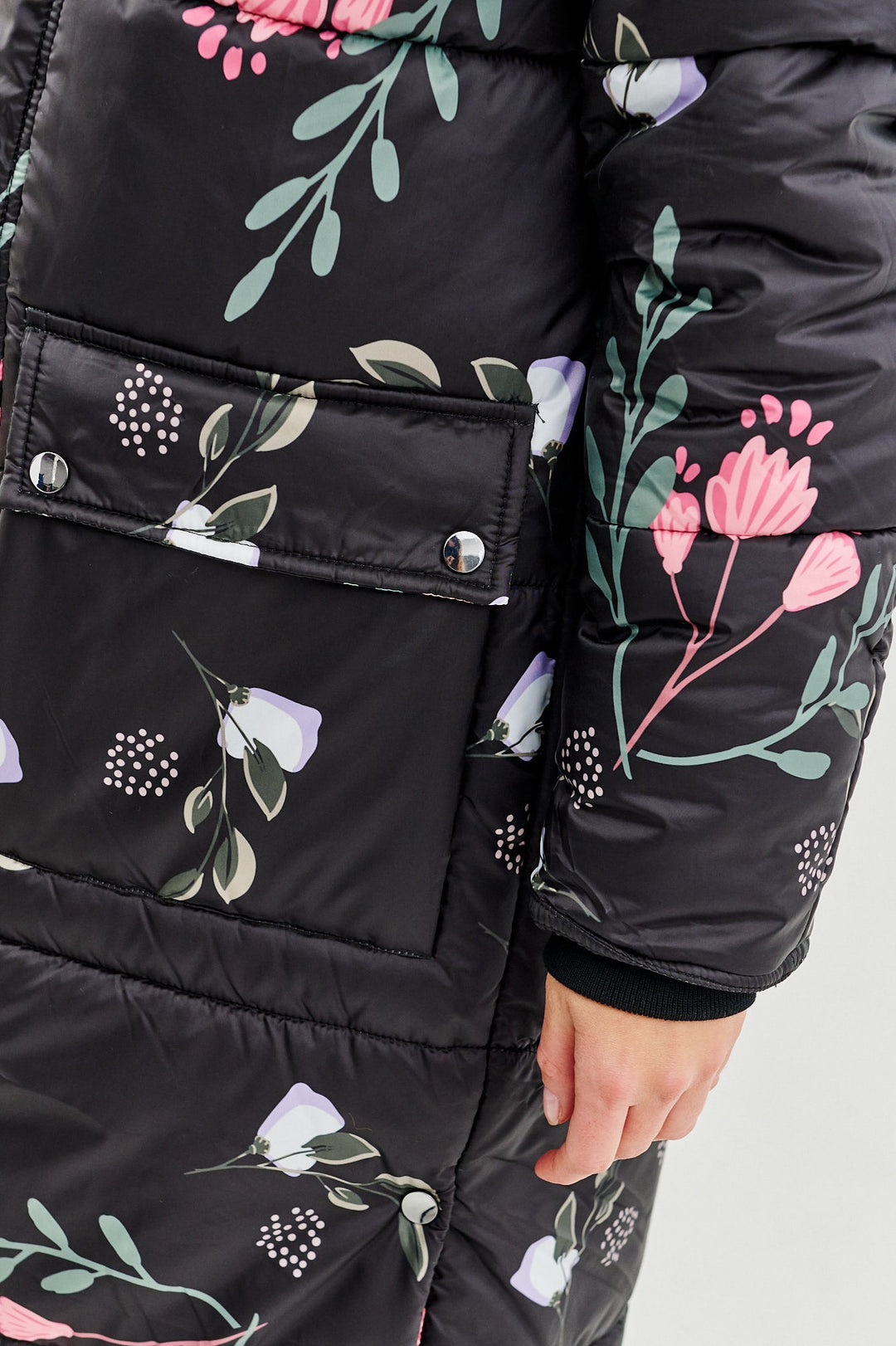 ROSA – Zimowa Kurtka z Subtelnym Kwiatowym Wzorem